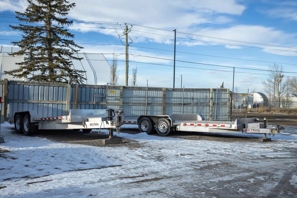 blog/articles/how-wide-is-flat-deck-trailer/trailer1.webp